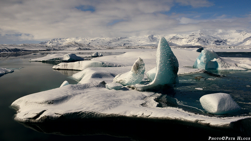 Laguna Jökulsárlón za svitu měsíce