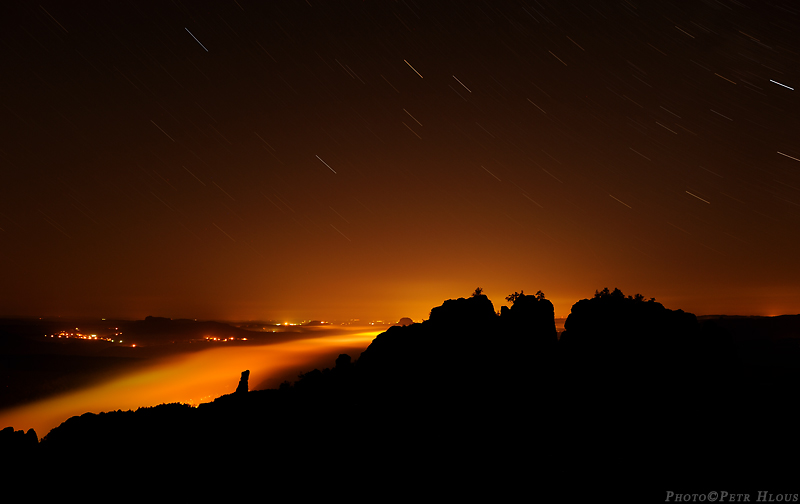 Schrammsteine v noci s mlhou v kaňonu Labe
